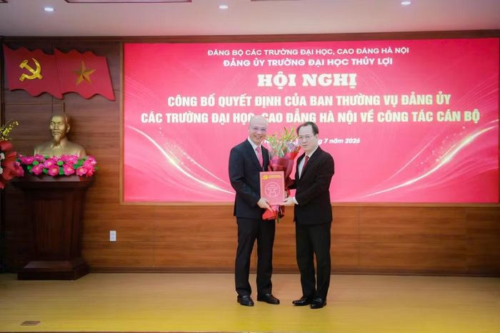  Đồng chí Nguyễn Thanh Sơn trao Quyết định chuẩn y chức danh Phó Bí thư Đảng ủy cho Phó Giáo sư, Tiến sĩ Nguyễn Hữu Huế. 