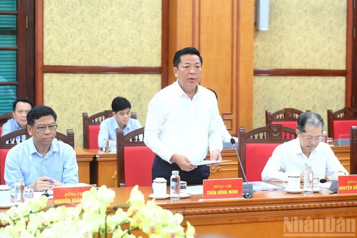 Bộ trưởng Xây dựng Trần Hồng Minh trình bày báo cáo tại cuộc làm việc.
