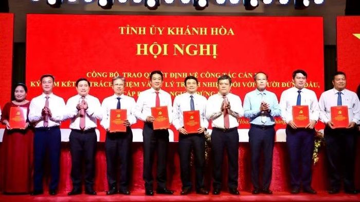Các đồng chí ký cam kết trách nhiệm của người đứng đầu các đơn vị, địa phương.