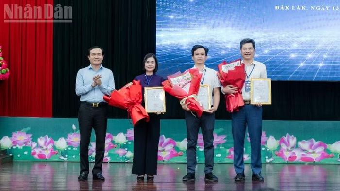 Đồng chí Bùi Thanh Toàn, Giám đốc Sở Khoa học và Công nghệ, Phó Trưởng Ban tổ chức trao giải Khuyến Khích cho các đội Núi Đá Voi, Vũng Rô và Sêrêpôk.
