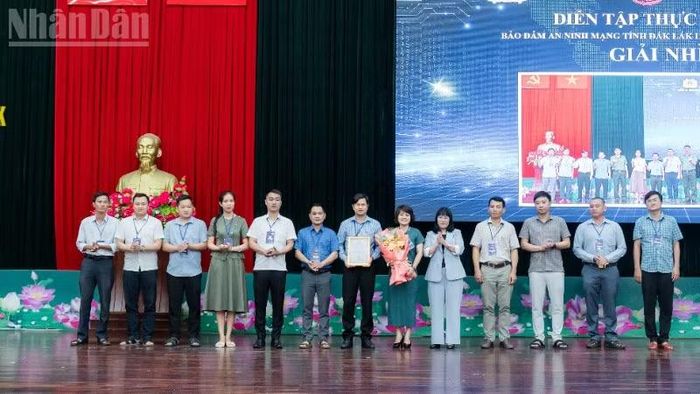 Phó Chủ tịch Thường trực Ủy ban nhân dân tỉnh Đắk Lắk Hồ Thị Nguyên Thảo trao giải Nhì diễn tập cho đội Mũi Điện.