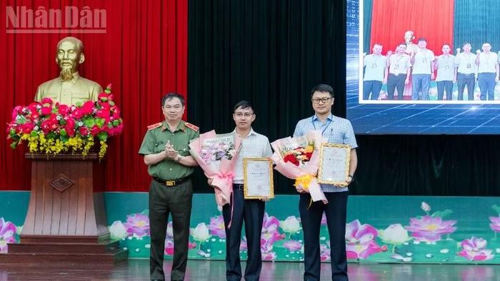Thiếu tướng Phan Thanh Tám, Giám đốc Công an tỉnh Đắk Lắk trao giải Ba diễn tập cho đội Bản Đôn và Đội Dray Nu.