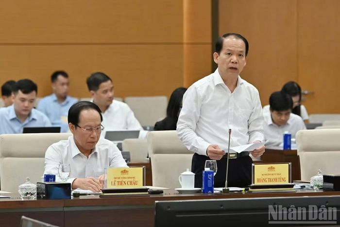 Bộ trưởng Tư pháp Hoàng Thanh Tùng trình bày tờ trình dự thảo Luật. (Ảnh: THỦY NGUYÊN)