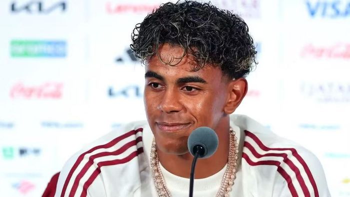 Lamine Yamal tại buổi họp báo trước trận Tây Ban Nha gặp Pháp tại bán kết World Cup 2026. (Ảnh: FIFA)