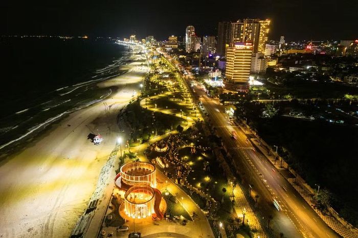 Công viên Bãi Sau về đêm.