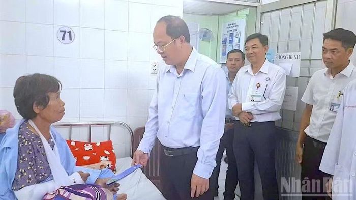 Bí thư Tỉnh ủy Cà Mau Nguyễn Hồ Hải (thứ 2 từ trái qua) trao quà động viên bà Nguyễn Thị Bình và gia đình vượt qua khó khăn sau thiên tai.