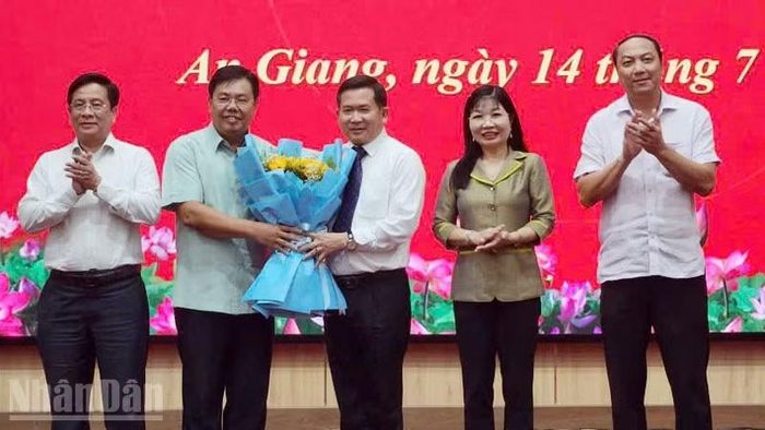 Thường trực Tỉnh ủy An Giang chúc mừng đồng chí Đinh Văn Nơi.
