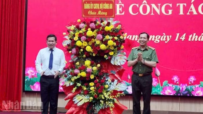 Thượng tướng Lê Văn Tuyến, Thứ trưởng Công an tặng hoa chúc mừng tân Phó Bí thư Tỉnh ủy An Giang.