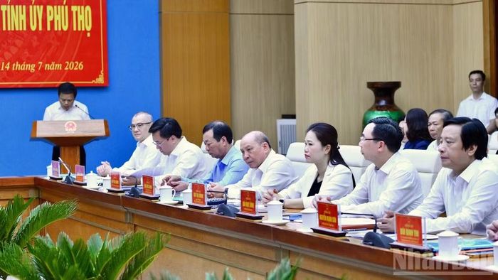  Ban Thường vụ Tỉnh ủy Phú Thọ tham dự cuộc làm việc. (Ảnh: THANH GIANG) 