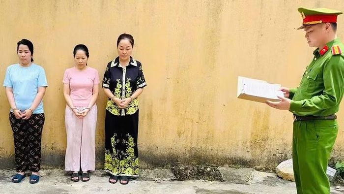 Đại diện cơ quan Công an thi hành quyết định khởi tố bị can.