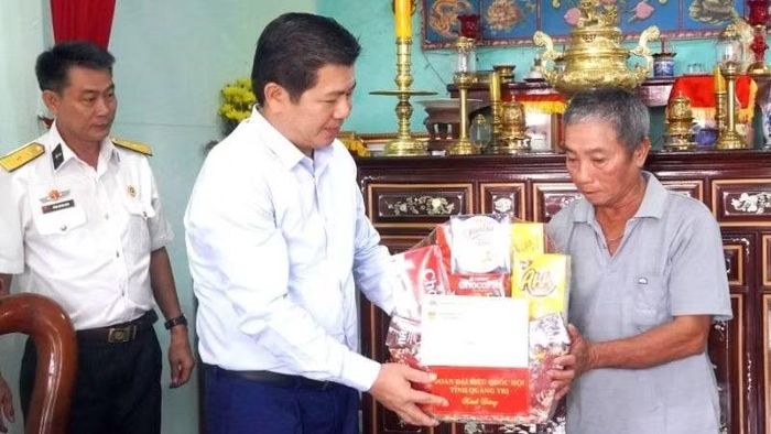 Phó Bí thư Thường trực Tỉnh ủy, Trưởng đoàn đại biểu Quốc hội tỉnh Quảng Trị Trần Vũ Khiêm tặng quà gia đình liệt sĩ Phạm Văn Thái.