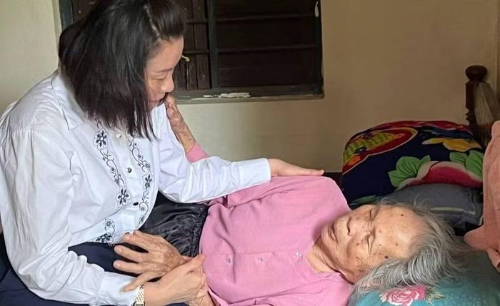 Phó Trưởng đoàn chuyên trách Đoàn đại biểu Quốc hội tỉnh Quảng Trị Nguyễn Minh Tâm thăm Bà mẹ Việt Nam Anh hùng Lưu Thị Di.