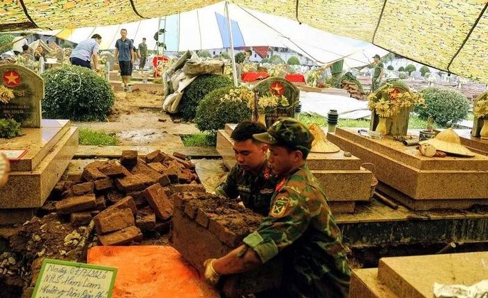 Chiến sĩ thuộc Bộ Chỉ huy quân sự tỉnh Điện Biên cẩn thận thực hiện từng phần việc trong quy trình cất bốc, thu mẫu hài cốt liệt sĩ trên địa bàn.