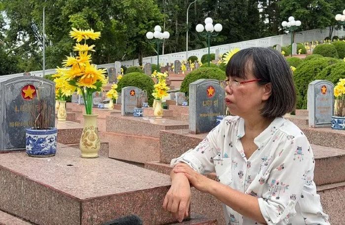 Ngồi lặng yên bên ngôi mộ chưa xác định danh tính ở Nghĩa trang liệt sĩ Tông Khao, bà Nguyễn Thị Lai (cháu liệt sĩ Nguyễn Văn Chức hy sinh trong chiến dịch Điện Biên Phủ) mang hy vọng sớm tìm được danh tính, phần mộ của người bác mình.