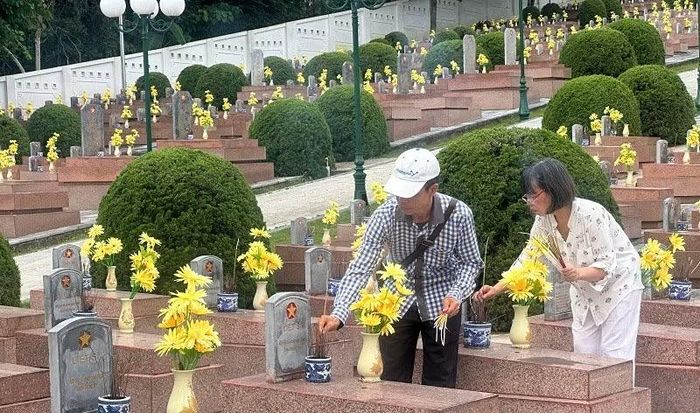 Mỗi dịp 27/7 hàng năm hay các ngày lễ, tết bà Lai cùng người trong gia đình đều đến các nghĩa trang liệt sĩ trên địa bàn tỉnh Điện Biên để thắp từng nén nhang viếng các anh hùng liệt sĩ...