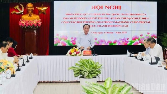 Đồng chí Võ Tấn Đức, Phó Bí thư Thành ủy, Trưởng Ban Chỉ đạo thực hiện công tác bồi thường, giải phóng mặt bằng và hỗ trợ tái định cư thành phố Đồng Nai phát biểu tại hội nghị.