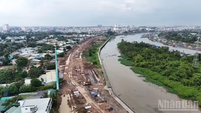 Giải phóng mặt bằng thực hiện dự án đường ven sông Cái (một nhánh của sông Đồng Nai) qua địa bàn phường Trấn Biên, thành phố Đồng Nai.