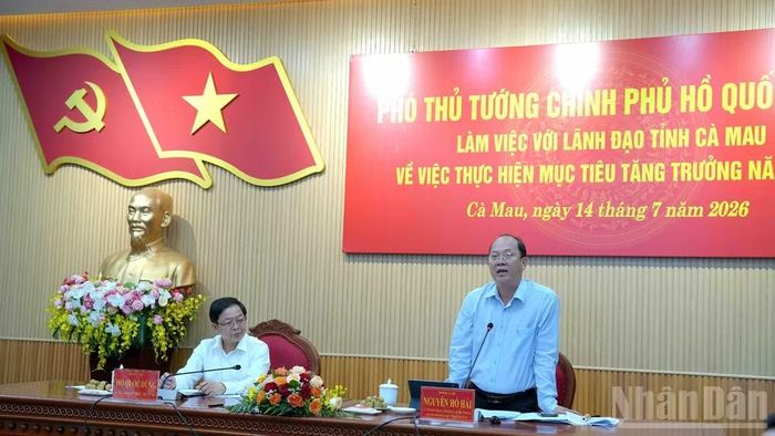 Bí thư Tỉnh ủy Cà Mau Nguyễn Hồ Hải (bên phải) cam kết không điều chỉnh chỉ tiêu và kiên quyết phấn đấu đạt tăng trưởng 2 con số trong giai đoạn 2026-2030, nếu các đề xuất, kiến nghị của tỉnh với Trung ương sớm được tháo gỡ.
