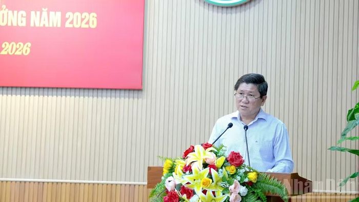 Phó Chủ tịch Ủy ban nhân dân tỉnh Cà Mau Lê Văn Sử trình bày báo cáo tóm tắt tình hình kinh tế-xã hội 6 tháng đầu năm 2026 tại buổi làm việc với Đoàn công tác của Chính phủ.