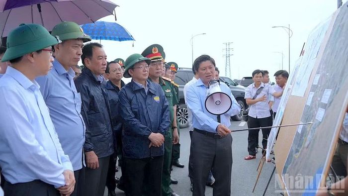 Trước buổi làm việc, Phó Thủ tướng Hồ Quốc Dũng (thứ 4 từ trái qua) kiểm tra thực tế tình hình sạt lở ven biển Gành Hào, tỉnh Cà Mau.