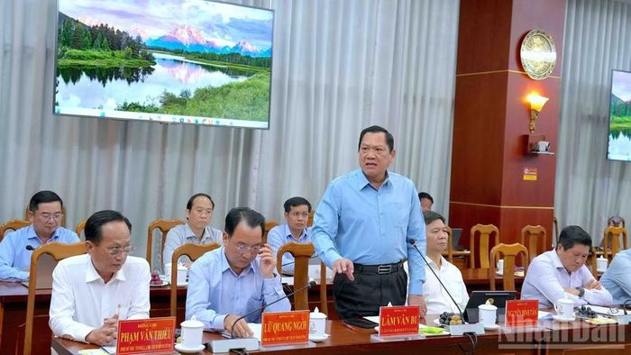 Phó Chủ tịch Thường trực Ủy ban nhân dân tỉnh Cà Mau Lâm Văn Bi đề xuất, kiến nghị với Đoàn công tác.