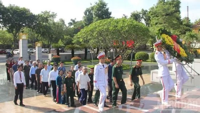 Đoàn đại biểu Hội Hỗ trợ gia đình Liệt sĩ Việt Nam dâng hương, dâng hoa tưởng niệm các Anh hùng Liệt sĩ tại Đài tưởng niệm trên đường Bắc Sơn, Hà Nội. (Ảnh: VŨ MINH)