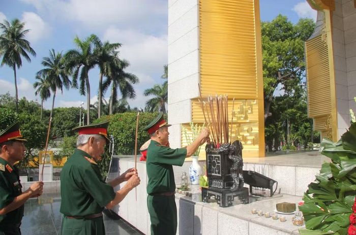 Các đại biểu thực hiện nghi thức dâng hương tưởng niệm. (Ảnh: VŨ MINH)