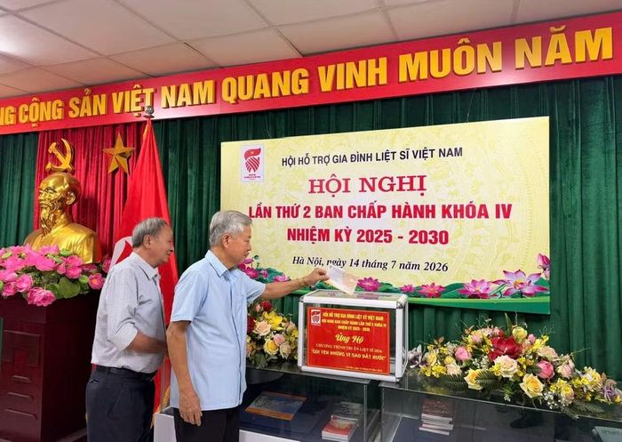 Tại hội nghị, các đại biểu đã ủng hộ Chương trình tri ân liệt sĩ "Gọi tên những vì sao đất nước". (Ảnh: HÀ NAM)
