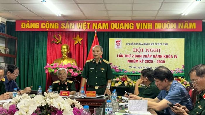 Trung tướng Hoàng Khánh Hưng, Chủ tịch Hội Hỗ trợ gia đình liệt sĩ Việt Nam phát biểu. (Ảnh: HÀ NAM)