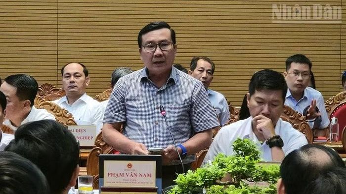 Đồng chí Nguyễn Văn Nam, Giám đốc Sở Giáo dục và Đào tạo giải đáp các kiến nghị tại hội nghị.