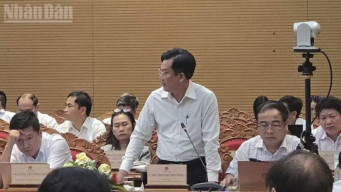 Đồng chí Cao Thanh Thương giải đáp các kiến nghị của doanh nghiệp.