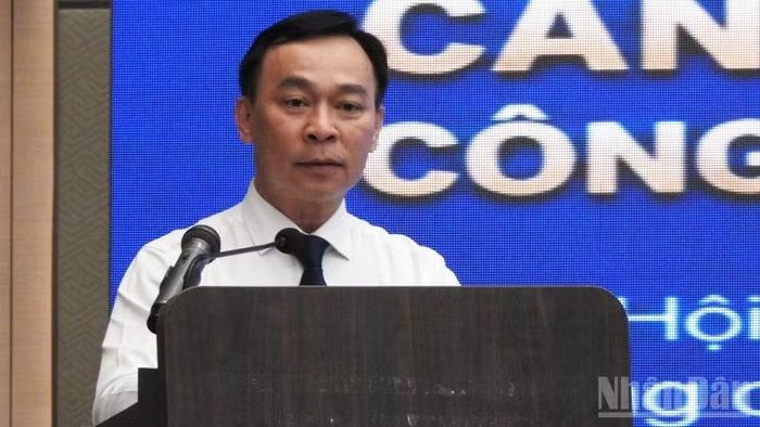 Lãnh đạo Trung tâm Xúc tiến Đầu tư, Thương mại và Du lịch tỉnh Khánh Hòa phát biểu ý kiến tại hội nghị.