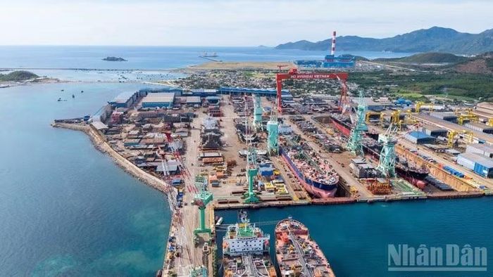 Một góc cảng biển Bắc Vân Phong, tỉnh Khánh Hòa đang thu hút nhiều doanh nghiệp hoạt động trong lĩnh vực cảng biển, hàng hải và logistics đến đầu tư.