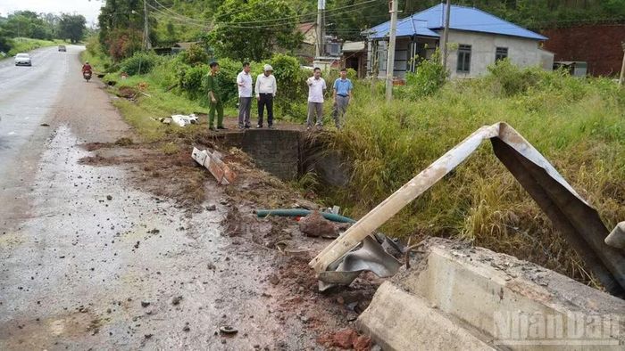 Hiện trường xảy ra tai nạn dẫn đến sự cố tràn hóa chất ra môi trường tại xã Trường Xuân, tỉnh Lâm Đồng.
