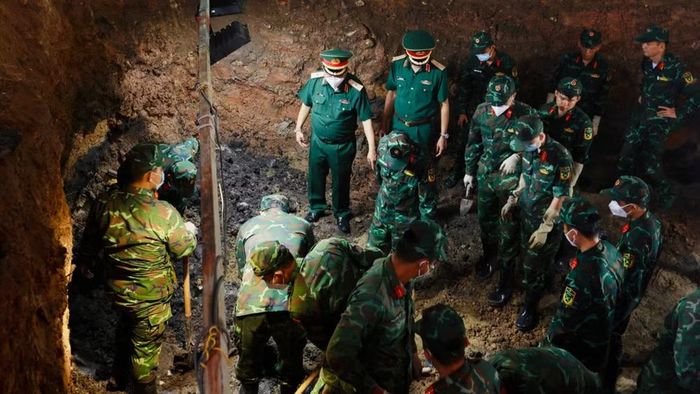 Ban Chỉ đạo 515 Quân khu 7 tại khu vực tìm kiếm, cất bốc hài cốt liệt sĩ. (Ảnh: Lê Trầm)