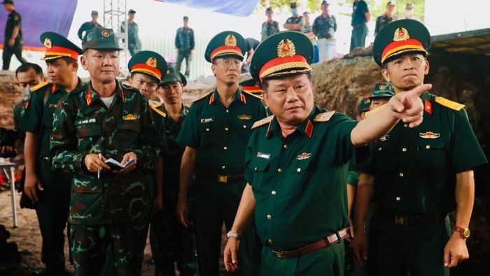 Thiếu tướng Trần Chí Tâm trao đổi lực lượng làm nhiệm vụ tìm kiếm hài cốt liệt sĩ.