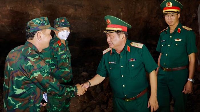 Thiếu tướng Trần Chí Tâm, Phó Chính ủy Quân khu 7, Trưởng Ban Chỉ đạo 515 Quân khu động viên lực lượng tìm kiếm.