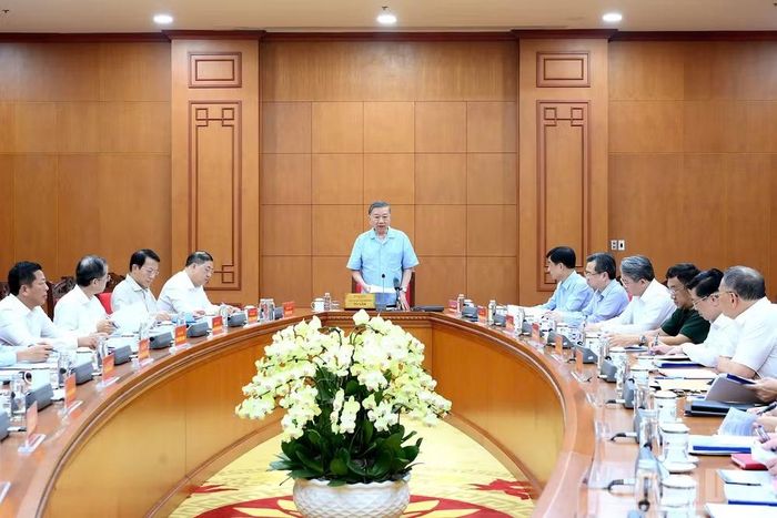 Tổng Bí thư, Chủ tịch nước Tô Lâm chủ trì cuộc làm việc với các cơ quan liên quan về phát triển công nghiệp hàng hải. (Ảnh: ĐĂNG KHOA)