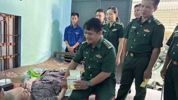Đại tá Rơ Lan Ngân, Phó Chính ủy Ban Chỉ huy Bộ đội Biên phòng tỉnh Đắk Lắk thăm hỏi sức khỏe, động viên Mẹ Việt Nam Anh hùng Trần Thị An.