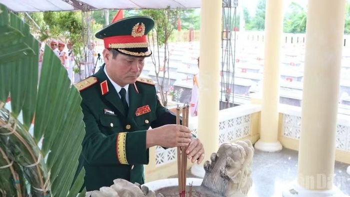 Đồng chí Trung tướng Lê Ngọc Hải thắp hương tưởng nhớ các anh hùng liệt sĩ.