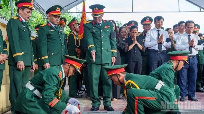 Nghi thức an táng các hài cốt liệt sĩ.