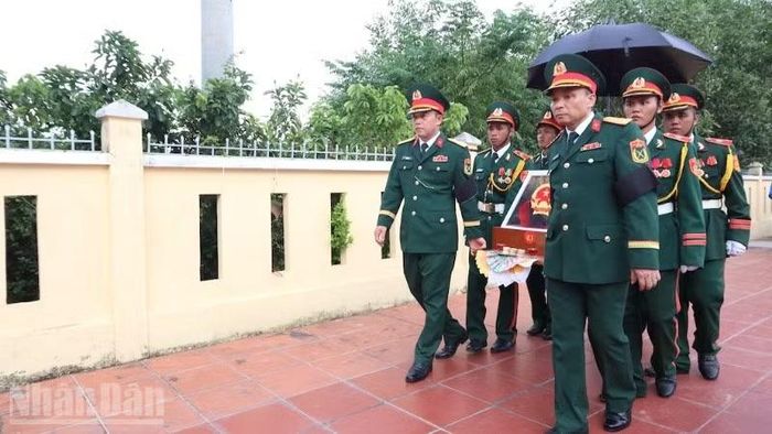 Ban tổ chức đưa các liệt sĩ đến nơi an táng.