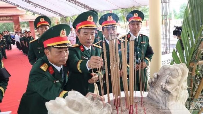 Các đại biểu dâng thắp hương tưởng nhớ các liệt sĩ.