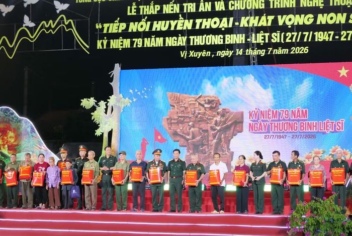 Ban tổ chức chương trình trao quà cho các cựu chiến binh, gia đình chính sách.