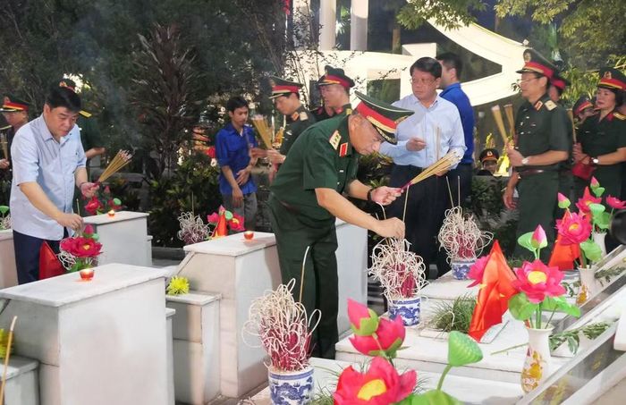 Các đồng chí lãnh đạo Tổng cục Chính trị và tỉnh Tuyên Quang thắp hương tại các phần mộ liệt sĩ tại Nghĩa trang Liệt sĩ Vị Xuyên.