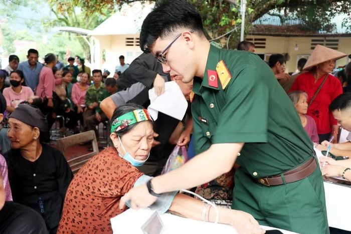 Học viện Quân y tư vấn, khám và cấp thuốc miễn phí cho cựu chiến binh, gia đình chính sách và người dân xã Linh Hồ.