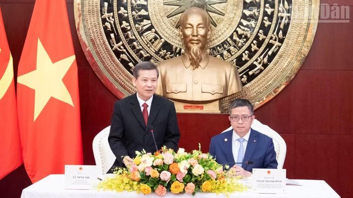 Đồng chí Lê Minh Trí thăm và làm việc với Đại sứ quán Việt Nam tại Trung Quốc.