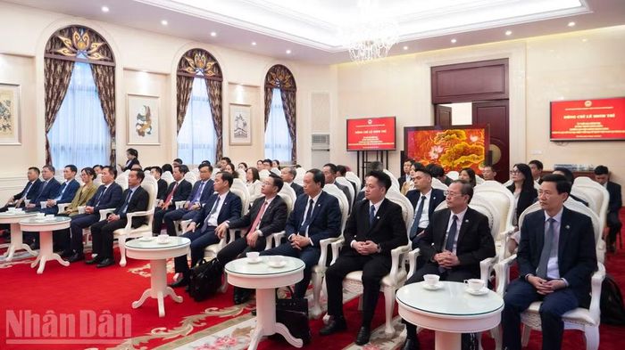 Cán bộ, nhân viên Đại sứ quán cùng thành viên Đoàn đại biểu Đảng ta dự buổi thăm và làm việc.