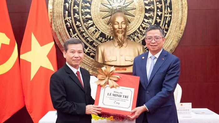 Đồng chí Lê Minh Trí tặng quà Đại sứ quán Việt Nam tại Trung Quốc.
