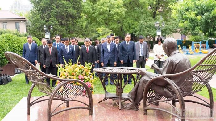 Đồng chí Lê Minh Trí và Đại sứ Phạm Thanh Bình cùng Đoàn đại biểu Đảng ta dâng hoa tại tượng đài Bác Hồ trong khuôn viên Đại sứ quán Việt Nam tại Trung Quốc.
